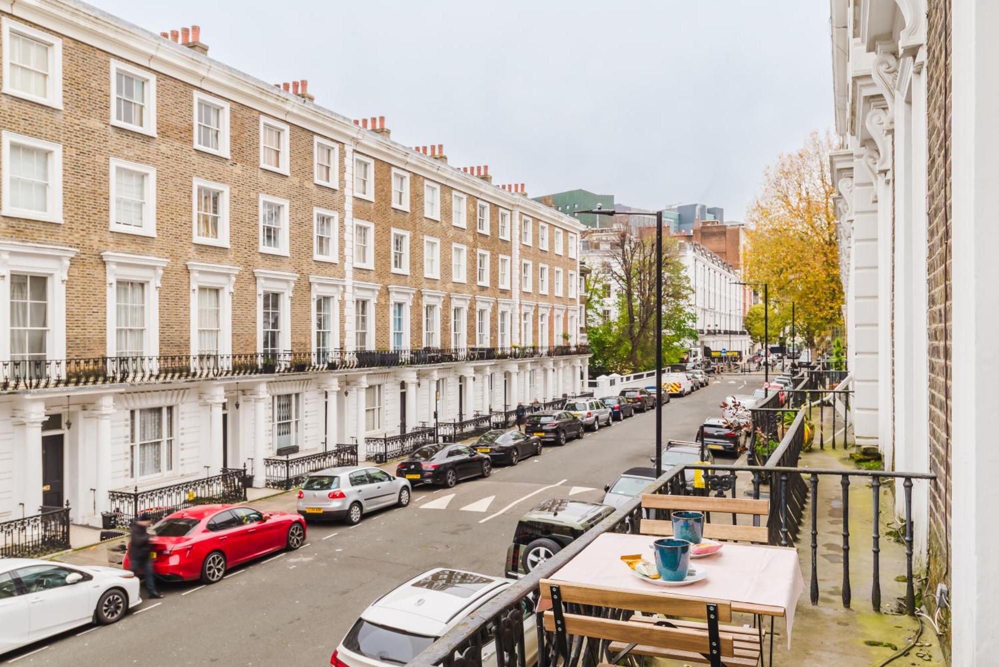 Central London 3Br In A Stucco Townhouse London